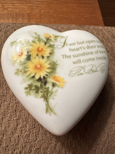 Vtg heart shaped daisy - shaped, trinket